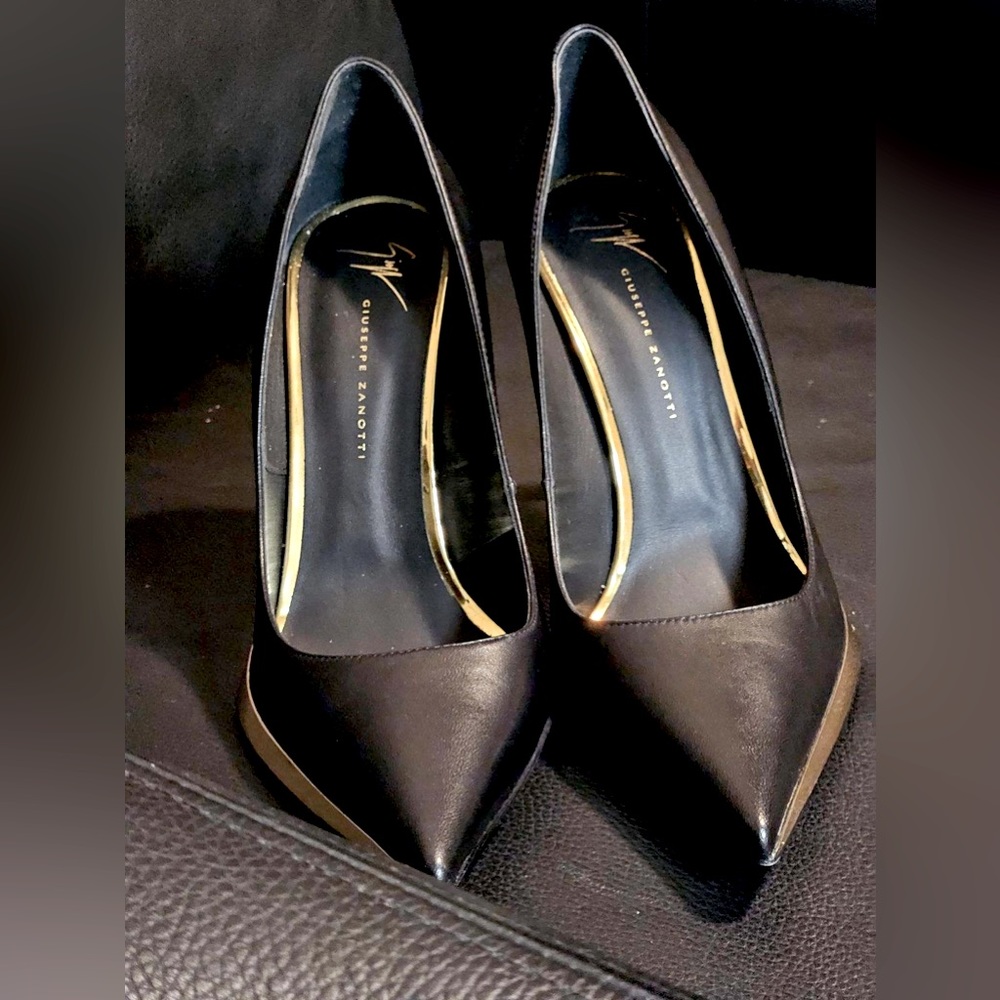 Size 41 pointed-toe pumps with stiletto heels